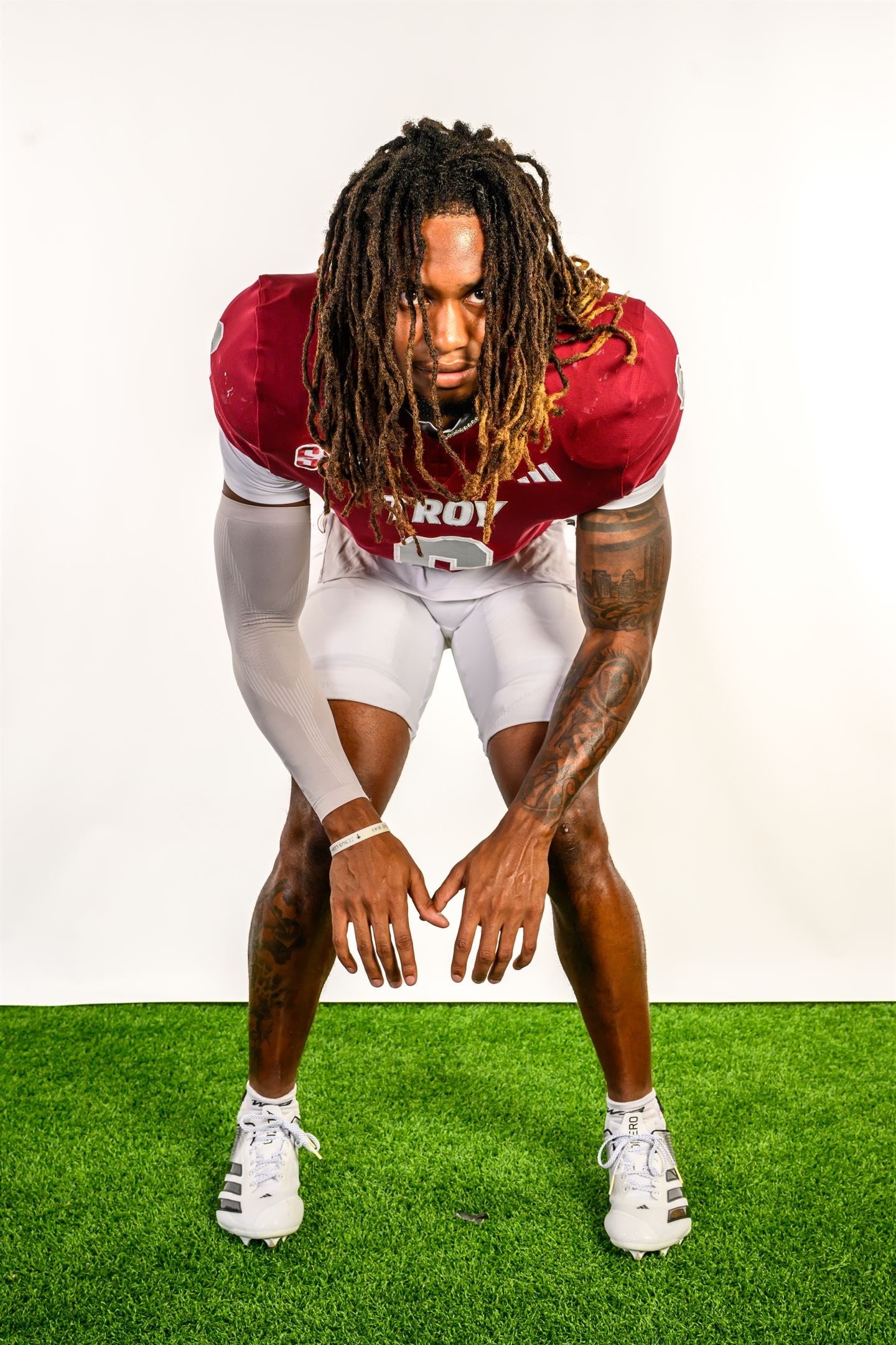 Justin Powe #06 — pre-snap stance, hands down